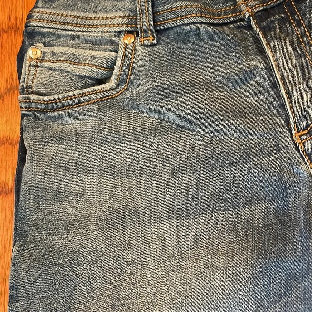 EUC Inc International Concepts Distressed Denim Cuff Shorts Size 6 - Picture 8 of 17